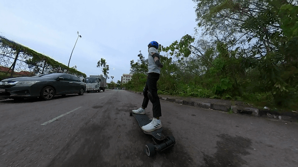 riding shots of Propel Pivot S on poor roads