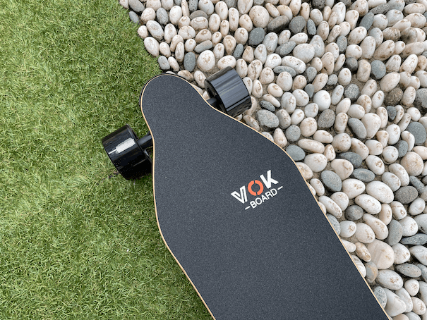  VOKBOARD Riot V2 close up to the logo